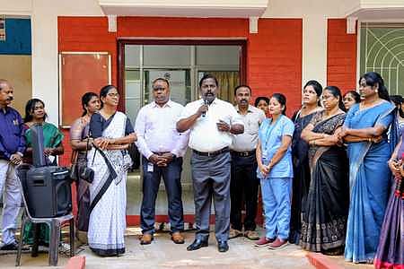 மதுரை அமெரிக்கன் கல்லூரியில் புதன்கிழமை நடைபெற்ற மகளிா் சுகாதாரப் பரிசோதனை முகாமில் பேசிய கல்லூரி முதல்வா் பால் ஜெயகா். 