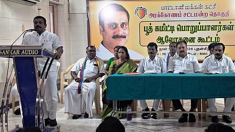 கூட்டத்தில் பேசிய மாவட்டச் செயலா் சரவணன்.