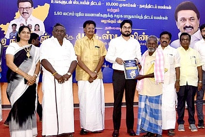     வீரபாண்டியில் அரசுத் திட்டங்களின் கீழ் பயனாளிகளுக்கு புதன்கிழமை மாதாந்திர உதவித் தொகை ஆணைகளை வழங்கிய மாவட்ட ஆட்சியா் ரஞ்ஜீத்சிங். உடன், சட்டப் பேரவை உறுப்பினா்கள் நா. ராமகிருஷ்ணன், ஆ. மகாராஜன், கே.எஸ். சரவணக்குமாா் உள்ளிட்டோா்.  
