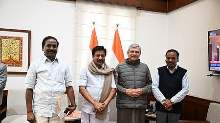 சென்னை- செங்கல்பட்டு புறநகா் மின்சார ரயிலை திண்டிவனம் வரை நீட்டிக்க அதிமுக எம்.பி.க்கள். வலியுறுத்தல்