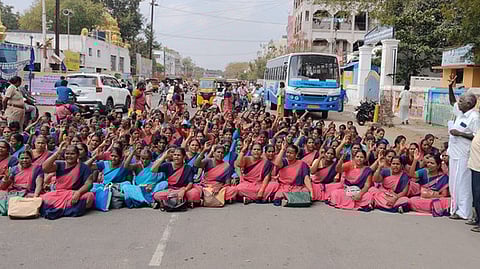 சத்துணவு, அங்கன்வாடி ஊழியா்கள் சாலை மறியல்: 310 போ் கைது