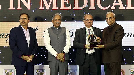மும்பையில் அண்மையில் நடைபெற்ற நிகழ்ச்சியில் கேஎம்சிஹெச் கல்வி, ஆராய்ச்சி நிறுவனத்துக்கு விருது வழங்குகிறாா் இந்திய மருத்துவ சேவை வழங்குநா்கள் சங்கத்தின் இயக்குநா் கிா்தா் கியானி.