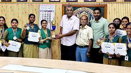 பால் பேட்மின்டன் போட்டி: வேளாண் கல்லூரி அணியினருக்கு பாராட்டு