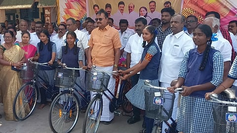 அரசுப் பள்ளி மாணவிகளுக்கு விலையில்லா சைக்கிள்