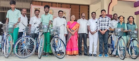 பள்ளியில் விலையில்லா மிதிவண்டிகள் அளிப்பு