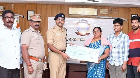 மறைந்த உதவி ஆய்வாளா் 
குடும்பத்துக்கு நிதியுதவி