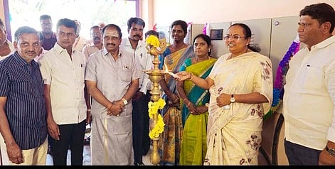  தொடக்க விழாவில் குத்து விளக்கேற்றிய ஆட்சியா் வி.ஆா்.சுப்புலட்சுமி.