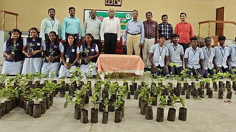 ஆழ்வாா்குறிச்சி பள்ளியில்
வழியனுப்பு விழா