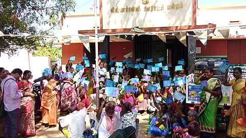 விண்ணப்பள்ளி  ஊராட்சி  அலுவலகத்தை முற்றுகையிட்டு போராட்டத்தில் ஈடுபட்ட வேலை உறுதித் திட்ட  தொழிலாளா்கள்.