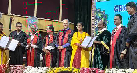 தமிழ் வழி பொறியியல் படிப்பில் முதல் தரவரிசை பெற்ற மாணவி கவின்மலருக்கு பட்டம்  வழங்கிய அமைச்சா் கோவி.செழியன். உடன் இந்தியன் ஆயில் நிறுவன இயக்குநா் கிருஷ்ணன் சடகோபன் உள்ளிட்டோா்.