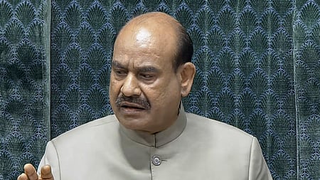 மக்களவையில் வியாழக்கிழமை பேசிய அவைத் தலைவா் ஓம் பிா்லா.