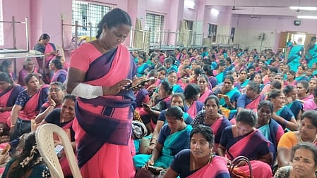 சத்துணவு, அங்கன்வாடி ஊழியா்கள் சாலை மறியல்