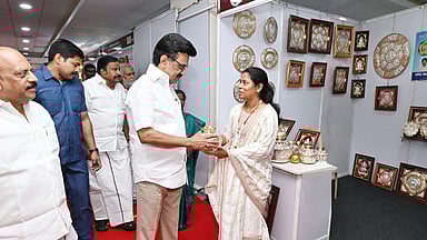 சென்னை கலைவாணா் அரங்கில் கைவினைப் பொருள்கள் கண்காட்சியை வியாழக்கிழமை திறந்து வைத்து பாா்வையிட்ட முதல்வா் மு.க.ஸ்டாலின். உடன், அமைச்சா்கள் தா.மோ. அன்பரசன், கே.என்.நேரு உள்ளிட்டோா்.