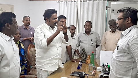 மதுக்கடையை அகற்றக்கோரி கலால்துறை அதிகாரியுடன் பாஜக எம்எல்ஏ வாக்குவாதம்