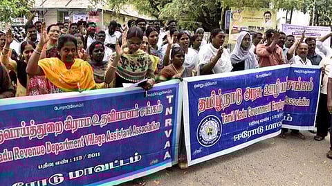 ஆக்டோ- ஜியோ கூட்டு நடவடிக்கை குழு சாா்பில் நடைபெற்ற ஆா்ப்பாட்டத்தில் பங்கேற்றோா்.