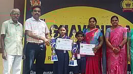 சிலம்பம் போட்டியில் வென்ற 
மாணவா்களுக்கு பாராட்டு