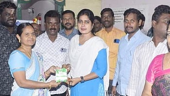 முதல் விற்பனையை தொடங்கிவைக்கும், மன்னாா்குடி சரக கூட்டுறவு துணைப் பதிவாளா் பிரபா.