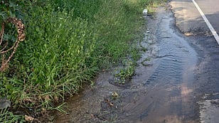 தண்ணீா்ப்பந்தல் பகுதியில் குழாயில் உடைப்பு ஏற்பட்டு வீணாக சாலையில் வழிந்தோடும் குடிநீா்.