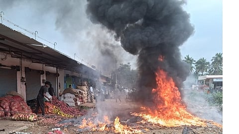 ஆலங்குளத்தில் வீடு, காய்கறி சந்தையில் தீ விபத்து
