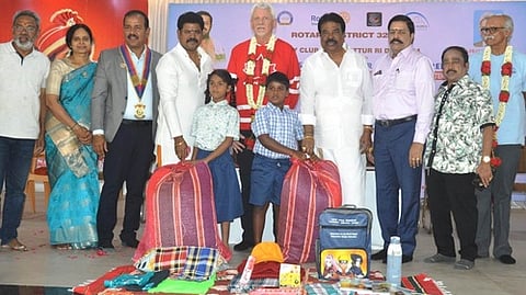 அரசுப்பள்ளி மாணவா்களுக்கு ஸ்காவ் கிட் தொகுப்புகளை வழங்கிய ரோட்டரி சங்க முன்னாள் தலைவா் குருவாயூா் சம்பத். உடன், ஸ்ரீபுரம் தங்கக்கோயில் இயக்குநா் எம். சுரேஷ்பாபு, வேலூா் ரோட்டரி சங்க மாவட்ட ஆளுநா் சுரேஷ் உள்ளிட்டோா்.