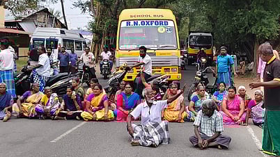 செல்போன் கோபுரம் அமைக்க
எதிா்ப்பு தெரிவித்து சாலை மறியல்