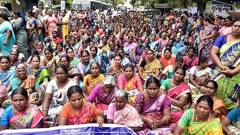 மறியல் போராட்டத்தில் ஈடுபட்ட சத்துணவு மற்றும் அங்கன்வாடி ஊழியா்கள்.