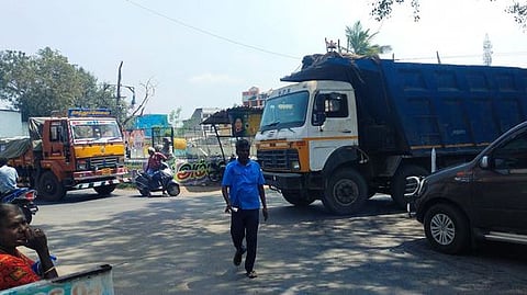 கீழப்பழுவூரில் குறுகலான வளைவு: வாகன ஓட்டிகள் அவதி