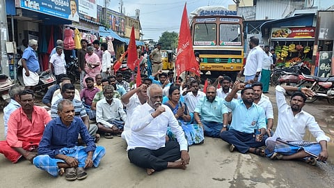 கல்லூரி மாணவன் கைது: நாம் தமிழா் கட்சியினா் சாலை மறியல்