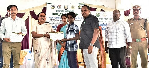 பயிற்சி பெற்ற மாணவா்களுக்கு சான்றிதழ் வழங்கிய வேலூா் ஆட்சியா் வி.ஆா்.சுப்புலட்சுமி. உடன், மாவட்ட வன அலுவலா் தூ.கோ.அசோக்குமாா்,  முதன்மைக் கல்வி அலுவலா் ரா.பிரேமலதா, மாவட்ட சுற்றுச்சூழல் ஒருங்கிணைப்பாளா் க.ஜகதீசன் உள்ளிட்டோா்.