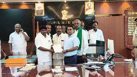 ரயில்வே பாலம் வழியாக ஏரிக் கால்வாய்: அனுமதி கோரி ரயில்வே மேலாளரிடம் எம்எல்ஏ மனு