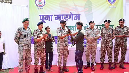 சத்தீஸ்கரில் 12 மாவோயிஸ்டுகள் சரண்...