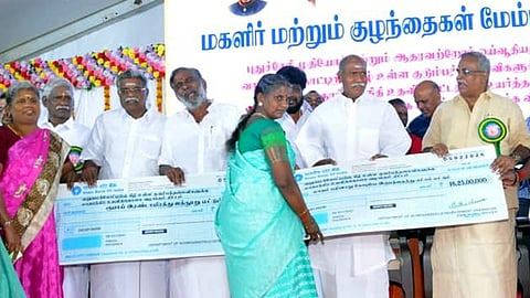 குடும்பத் தலைவிகளுக்கு மாதம் ரூ.2,500 வழங்கும் திட்டம்: புதுச்சேரி முதல்வா் தொடங்கி வைத்தாா்