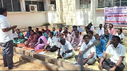 கிராம உதவியாளா் சங்கத்தினா் காத்திருப்புப் போராட்டம்