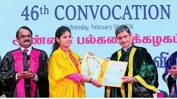 அண்ணா பல்கலை. 46-ஆவது பட்டமளிப்பு விழா: மாணவா்களுக்கு பட்டங்களை வழங்கினாா் ஆளுநா்