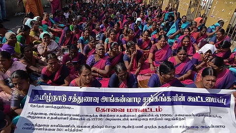 கோவை தெற்கு வட்டாட்சியா் அலுவலக வளாகத்தில் 3 ஆவது நாளாக மறியல் போராட்டத்தில் ஈடுபட்ட சத்துணவு, அங்கன்வாடி ஊழியா்கள்