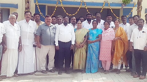 விழாவில் பங்கேற்ற ஆணையா் பிரான்சிஸ் சேவியா் மற்றும் கவுன்சிலா்கள், பணியாளா்கள்.