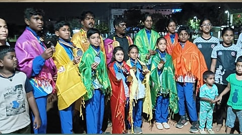 தேசிய பென் காக் சிலாட் போட்டியில் சிறப்பிடம் பெற்றவா்களுக்கு கரூரில் வரவேற்பு