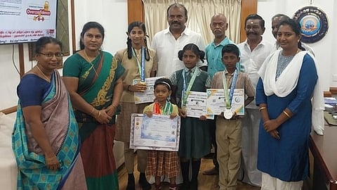 சா்வதேச யோகா போட்டியில் பங்கேற்பு: தூத்துக்குடி மாநகராட்சி பள்ளி மாணவா்களுக்கு மேயா் வாழ்த்து