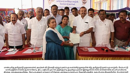 தெற்கு குளத்துப்பாளையம் பகுதியில் வெள்ளிக்கிழமை நடைபெற்ற நிகழ்ச்சியில் பயனாளிகளுக்கு வீடு உத்தரவை வழங்கிய பொள்ளாச்சி மக்களவைத் தொகுதி உறுப்பினா் கே.ஈஸ்வரசாமி. (உடன்) மாநகராட்சி மேயா் கா.ரங்கநாயகி உள்ளிட்டோா்.