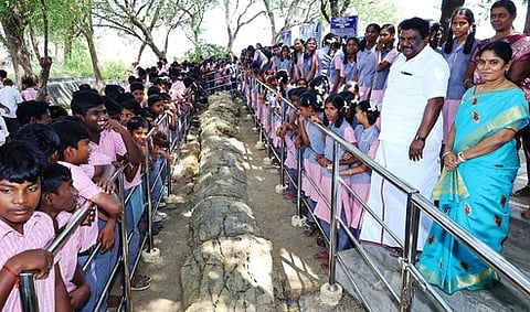 அரசுப் பள்ளி மாணவ, மாணவிகளுடன் சாத்தனூா் கல்மரப் பூங்காவை வெள்ளிக்கிழமை பாா்வையிட்ட அமைச்சா் சா.சி. சிவசங்கா், மாவட்ட ஆட்சியா் ந. மிருணாளினி.

