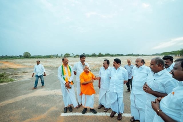 பொதுக்கூட்டம் நடைபெற உள்ள இடத்தை பார்வையிட்ட பாஜக மாநிலத் தலைவா் நயினாா் நாகேந்திரன். 