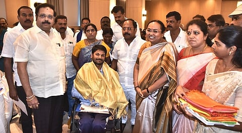 கூட்டத்தில் வேலூா் மாவட்ட வளா்ச்சிக்கு பங்களிப்பு செலுத்தியவா்களை சிறப்பித்த ஆட்சியா் வி.ஆா்.சுப்புலட்சுமி. உடன், மக்களவை உறுப்பினா் டி.எம்.கதிா் ஆனந்த்,  சட்டப்பேரவை உறுப்பினா்கள் ஏ.பி.நந்தகுமாா் (அணைக்கட்டு), வி.அமுலு விஜயன் (குடியாத்தம்),  மேயா் ச