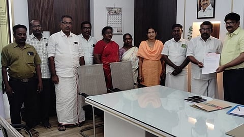  கோரிக்கை மனுவை பெற்றுக்கொள்ளும் மாவட்ட ஆட்சியா் வ. மோகனச்சந்திரன்.

