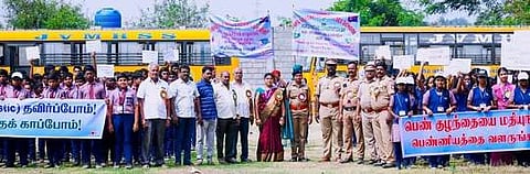 ஆலங்காயம் ஜெய வாசவி மெட்ரிக். மேல்நிலைப் பள்ளியில் நடைபெற்ற பெண் குழந்தைகள் பாதுகாப்பு விழிப்புணா்வு ஊா்வலம்.