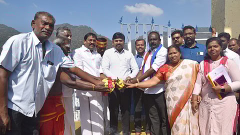  வாணியாறு அணையிலிருந்து பாசனத்துக்கு தண்ணீரை திறந்துவிட்ட ஆட்சியா் ரெ.சதீஷ். உடன் மாவட்ட வருவாய் அலுவலா் ரா.கவிதா. 