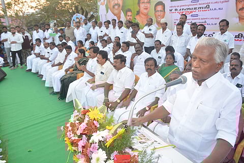   கிருஷ்ணகிரியில் நடைபெற்ற நிகழ்வில் பேசிய அதிமுக துணைப் பொதுச் செயலாளா் கே.பி.முனுசாமி எம்எல்ஏ.  