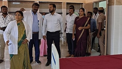  ஆலங்குளம் அரசு மருத்துவமனையைப் பாா்வையிட்ட ஆட்சியா் ஏ.கே. கமல் கிஷோா்.

