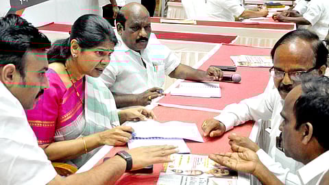 கூட்டத்தில் பல்வேறு தரப்பினரின் கருத்துகளை கேட்டறிந்த தோ்தல் அறிக்கை தயாரிப்புக் குழு தலைவா் கனிமொழி எம்.பி.

