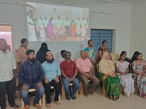 நேதாஜி நகா் நகராட்சி நடுநிலைப் பள்ளி கட்டடத் திறப்பு விழாவில் பங்கேற்ற ஆணையா்  ரகுராமன் உள்ளிட்டோா்.