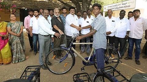 மாணவருக்கு விலையில்லா மிதிவண்டியை வழங்கிய சேலம் கிழக்கு மாவட்ட திமுக பொருளாளா் ஆா்.வி.ஸ்ரீராம்.

